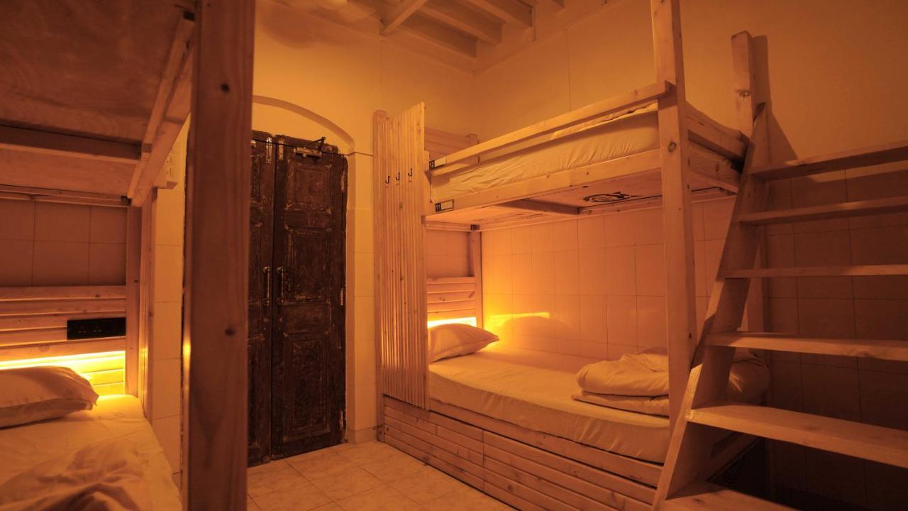 Gosolo Stays Bandra Hostel Mumbai Eksteriør bilde